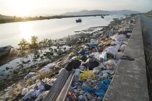 Rác thải bủa vây kè chống lở đầm Đề Gi
