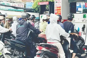 Ngày đầu bán đại trà xăng E10: Cửa hàng tuân thủ, nguồn cung ổn định