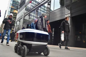 Robot giao hàng Yandex Rover của Nga trên đường phố Moscow. ẢNH: MOSCOW TIMES