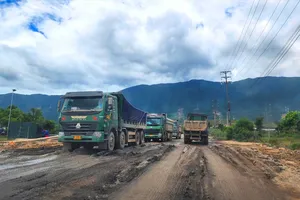 Đường Lê Duẩn xuống cấp, nắng thì bụi, tưới nước thì bùn lầy nhếch nhác