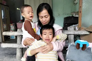 Báo SGGP trao tiền hỗ trợ bạn đọc