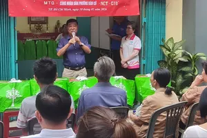 Ban điều hành khu phố 28 (phường Bàn Cờ, TPHCM) tặng quà cho người dân có hoàn cảnh khó khăn trên địa bàn. ẢNH: VIỆT NGA