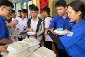 Hết lòng vì sĩ tử