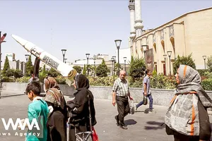 Các mô hình tên lửa trên một con phố tại thủ đô Tehran, Iran. Ảnh: WANA