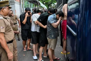 Các thành viên trong một băng nhóm tội phạm gốc Hoa bị cảnh sát Sri Lanka bắt giữ hồi tháng 5. ẢNH: Yonhap