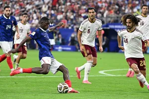 Marc Cucurella (phải, Tây Ban Nha) phong tỏa hiệu quả tiền vệ xuất sắc Dembele (Pháp) trong trận bán kết (ẢNH: THX)
