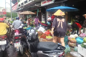 Người dân dựng xe dưới lòng đường để mua hàng. ẢNH: GIAO LINH