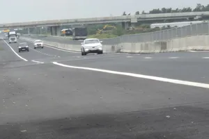Mặt đường cao tốc Cần Thơ - Cà Mau đoạn qua TP Cần Thơ bị lún. Ảnh: Tuấn Quang