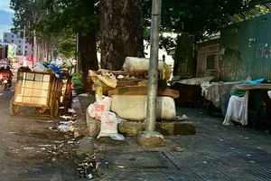 Nhếch nhác tại các điểm tập kết rác