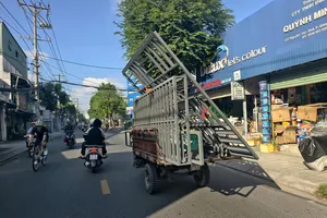Xe ba gác chở hàng cồng kềnh trên đường Nguyễn Văn Quá