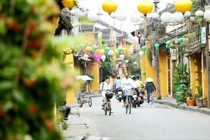 Người dân lưu thông trên phố cổ Hội An. Ảnh: NAM NGUYỄN