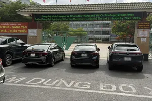 Ô tô đậu chắn cổng trường