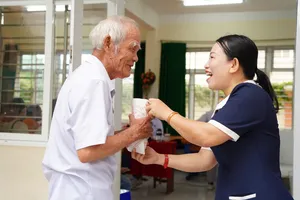 Bánh mì nóng tiếp sức người dân khám sức khỏe