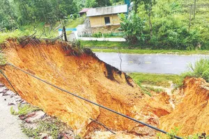 Vị trí sạt lở đất phía taluy dương trên tuyến quốc lộ 47, xã Bát Mọt, tỉnh Thanh Hóa. ẢNH: ĐÌNH TÙNG