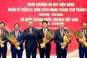 Tổng Bí thư, Chủ tịch nước Tô Lâm trao tặng Huân chương Hồ Chí Minh cho các đồng chí nguyên lãnh đạo Đảng, Nhà nước. Ảnh: TTXVN