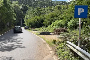 Nơi đậu xe trên đèo trở thành điểm đổ chất thải