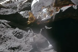 Lông chim ưng và chiếc búa vẫn còn trên Mặt trăng (ẢNH: NASA)