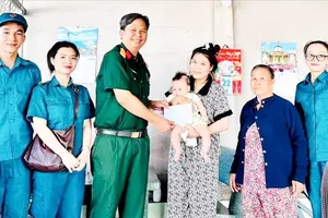 “Người mẹ đỡ đầu” mang màu áo lính