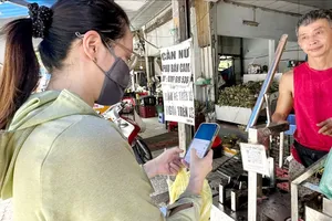 Xã, phường đẩy mạnh vận động thanh toán điện tử: Quét mã QR dần thay tiền mặt
