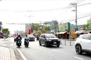 Người dân lưu thông trên đường Lò Lu vừa được hánh thành. Ảnh: PHƯƠNG UYÊN