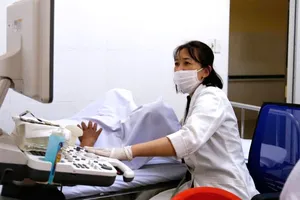Phụ nữ độc thân sinh con bằng thụ tinh trong ống nghiệm: Đảm bảo quyền lợi cho mẹ và trẻ