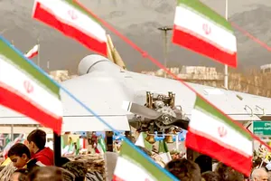 Một chiếc drone Shahed xuất hiện tại một cuộc mít tinh ở thủ đô Terhran, Iran vào tháng 2-2026 (Ảnh: NURPHOTO/GETTY IMAGES)