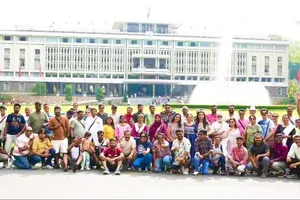 Đoàn khách MICE Ấn Độ tham quan Hội trường Thống Nhất, TPHCM. ẢNH: GIA HÂN