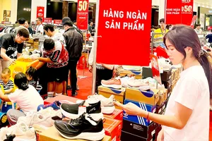 Ngày thứ ba kỳ nghỉ lễ: Sức mua tăng mạnh