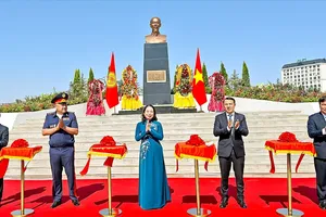 Phó Chủ tịch nước Võ Thị Ánh Xuân dự lễ khánh thành Tượng đài Chủ tịch Hồ Chí Minh, đặt tại khu phức hợp Royal Central Park ở thủ đô Bishkek, Kyrgyzstan. Ảnh: TTXVN
