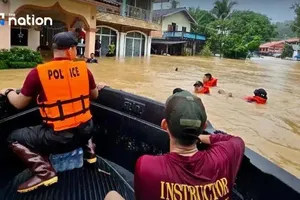 Lực lượng cứu hộ lũ lụt ở tỉnh Narathiwat, miền Nam Thái Lan. ẢNH: THE NATION