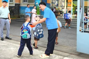“Cú đập tay” của chú bảo vệ
