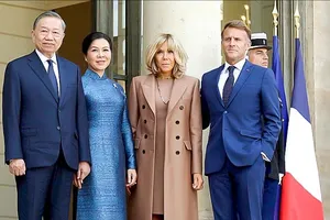 Tổng thống Pháp Emmanuel Macron và Phu nhân đón Tổng Bí thư, Chủ tịch nước Tô Lâm và Phu nhân. Ảnh: TTXVN