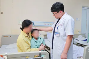 Va chạm với máy tập thể dục ngoài trời, bé trai 5 tuổi bị thương vùng kín