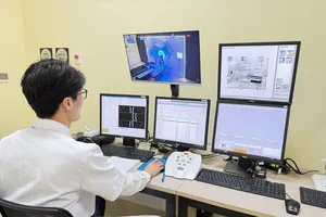 Thực hiện kỹ thuật chẩn đoán hình ảnh trong điều trị ung thư. Ảnh: NGỌC DUNG
