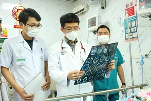 Bác sĩ đánh giá tình trạng người bệnh tại Bệnh viện Bạch Mai. Ảnh: DIỆU HIỀN