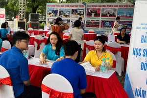 Tư vấn chính sách BHYT cho học sinh, sinh viên. Ảnh: BHXH TP Hà Nội