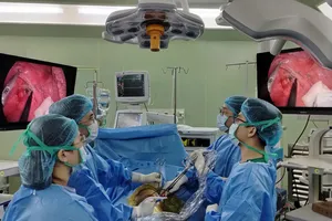 Bác sĩ thực hiện phẫu thuật lồng ngực cho người bệnh. Ảnh: THU HÀ