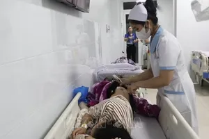 Bệnh nhân nghi ngộ độc thực phẩm được tiêm kháng sinh, truyền dịch tại bệnh viện. Ảnh: TTXVN