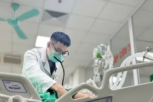 Bác sĩ thăm khám cho bệnh nhân mắc cúm A. Ảnh: ĐẶNG THANH