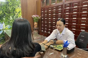 Thăm khám cho người dân tại cơ sở khám, chữa bệnh bằng y học cổ truyền. Ảnh: NGỌC DUNG