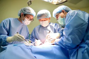 Các bác sĩ Bệnh viện K phẫu thuật tái tạo vú cho bệnh nhân sau điều trị ung thư. Ảnh: TRẦN HÀ
