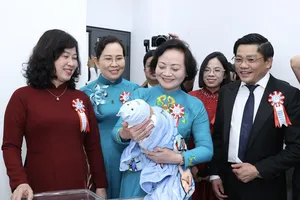 Phó Thủ tướng Phạm Thị Thanh Trà bế em bé tại Bệnh viện Phụ sản Trung ương cơ sở 2 trong ngày khai trương. Ảnh: THANH HƯƠNG