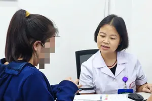 Bác sĩ tư vấn cho người bệnh về nguy cơ mắc bệnh não mô cầu và cách phòng bệnh. Ảnh: ĐẶNG THANH