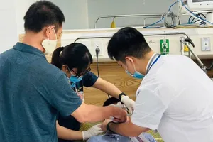 Bác sĩ cấp cứu bệnh nhân nghi ngộ độc khí. Ảnh: Bệnh viện cung cấp