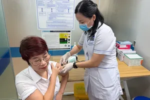Nhân viên y tế được tiêm vaccine phòng bệnh. Ảnh: NGỌC DUNG
