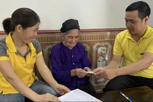 Nhân viên bưu điện chi trả lương hưu cho người hưởng. Ảnh: Vietnam Post