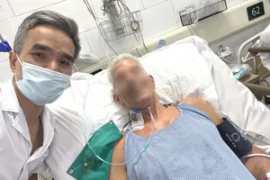 Bác sĩ Bệnh viện Bạch Mai chụp ảnh cùng người bệnh sau khi hồi phục. Ảnh: Bác sĩ cung cấp