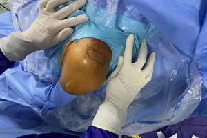 Một ca phẫu thuật chấn thương tại Bệnh viện Bưu Điện. Ảnh: PHƯƠNG ANH