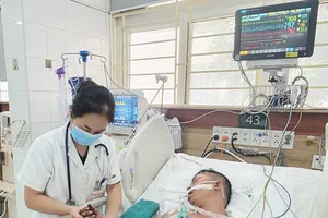 Người chồng được điều trị tích cực sau vụ cháy nhà ở Hải Phòng. Ảnh: NGUYÊN HÀ