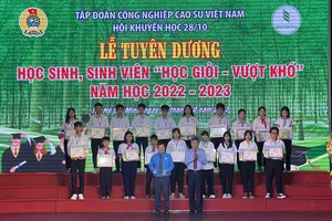 Tặng hơn 600 học bổng cho con, em của ngành cao su